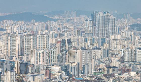 26일 부동산 정보제공 업체 '부동산R114' 자료에 따르면 지난 5년간 지방광역시에서 분양된 전용면적 85㎡ 초과 중대형 아파트의 분양물량은 전체 분양 가구 수인 32만9367가구의 약 7%에 불과한 2만3351가구에 머무르는 것으로 나타났다. 지역별로는 대구가 1만1033건으로 가장 많았고 부산(5321건)과 광주(3098건) 등이 뒤를 이었다./사진=뉴스1