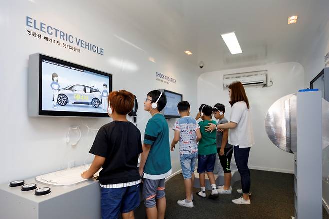 BMW코리아 미래재단의 '모바일 주니어 캠퍼스'가 '2023 대한민국 과학축제'에 참가한다. /사진=BMW코리아