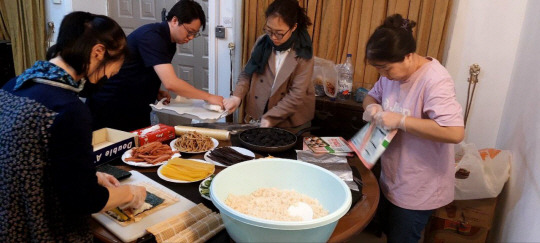 공관원들이 철수 식량으로 활용하기 위한 김밥을 만들고 있다. 외교부 제공