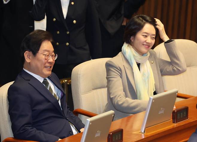 이재명 더불어민주당 대표와 고민정 최고위원이 10일 오후 국회 본회의장에서 열린 전원위원회에 참석해 자리에 앉아 있다. [연합]