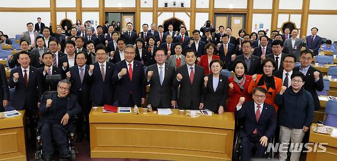 [서울=뉴시스] 고범준 기자 = 박진(왼쪽 다섯번째부터) 외교부 장관, 정우택 국회부의장, 박대출 국민의힘 정책위의장 등 참석 의원들이 지난 12일 오전 서울 여의도 국회 의원회관에서 열린 국민의힘 공부모임 국민공감에서 기념촬영을 하고 있다. 2023.04.12. bjko@newsis.com