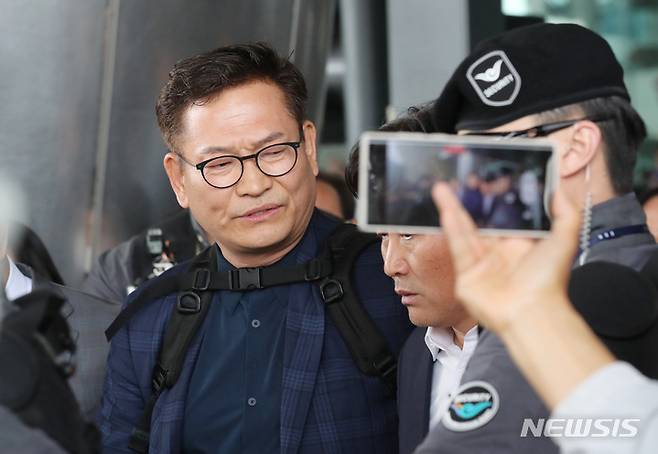 [인천공항=뉴시스] 공항사진기자단 = '전당대회 돈봉투' 의혹 송영길 전 더불어민주당 대표가 지난 24일 인천국제공항으로 귀국해 김영진 의원과 대화하고 있다. 2023.04.24. photo@newsis.com