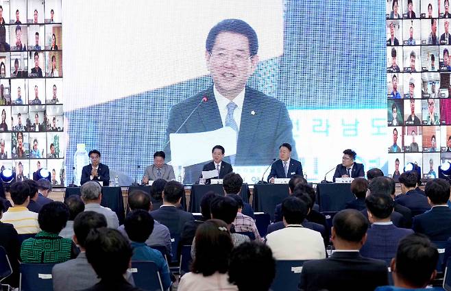 26일 오전 화순군청 대회의실에서 열린 화순군 도민과의 대화에서 김영록 지사가 참석자의 질의에 답변하고 있다. 전라남도 제공