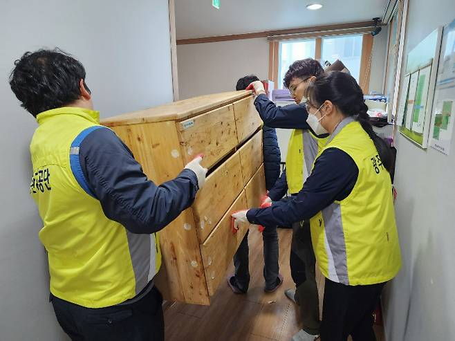 광주환경공단 직원, 25일 제2하수처리장 인근 운수동에 소재한 한부모 가족 복지시설을 찾아 맞춤형 봉사활동 전개. 광주환경공단 제공