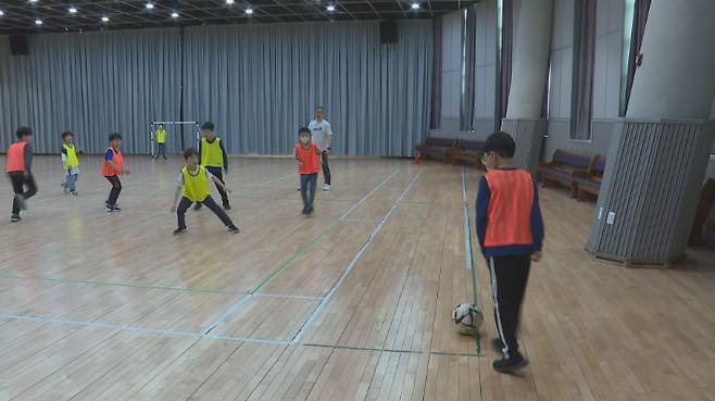 꿈나무 토요학교에서 어린이들이 축구하는 모습