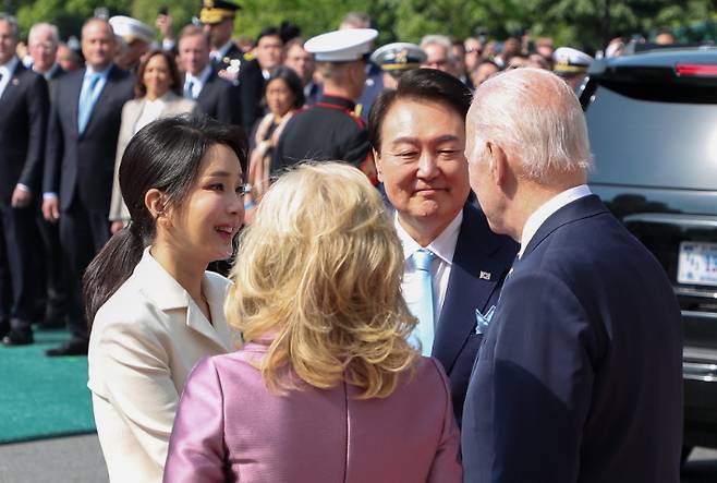 미국을 국빈 방문한 윤석열 대통령과 부인 김건희 여사가 26일(현지시간) 워싱턴DC 백악관에서 열린 공식 환영식에서 영접 나온 조 바이든 미국 대통령 내외와 인사하고 있다.  연합뉴스