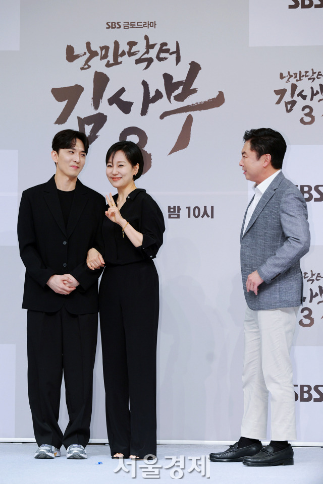 배우 윤나무, 진경, 임원희가 26일 오후 서울 양천구 SBS 사옥에서 진행된 SBS 새 금토드라마 ‘낭만닥터 김사부3’(극본 강은경/연출 유인식) 제작발표회에서 포즈를 취하고 있다. /김규빈 기자