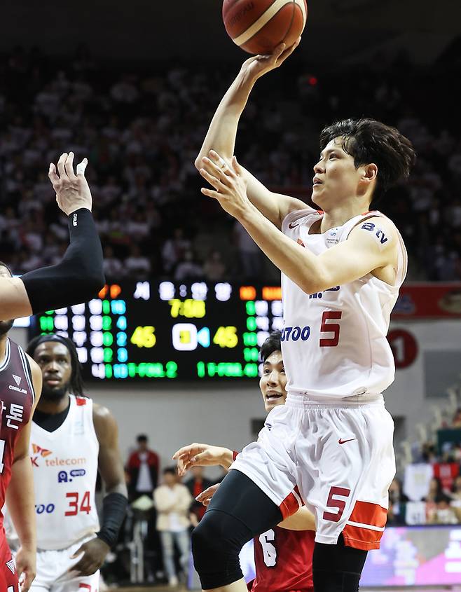 서울 SK 김선형이 25일 안양실내체육관에서 열린 안양 KGC인삼공사와의 2022~2023 SKT 에이닷 프로농구 챔피언결정전 1차전에서 플로터를 쏘고 있다.  안양 | 연합뉴스