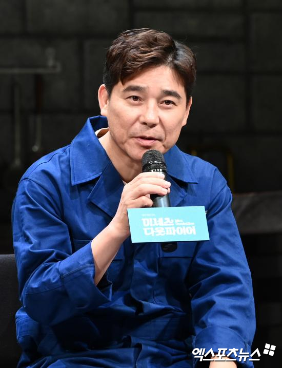 Im Chang-jung repeatedly emphasized stock price manipulation damage, and news was reported that he claimed damage during Celebrity.JTBC The Newsroom, which reported on Im Chang-jung and stock price manipulation per diem, released an additional interview with Im Chang-jung on the 27th.Im Chang-jung said, We will invest in a place that can not be ruined like a company whose market capitalization is lower than its sales and operating profit.I made two bank accounts because I saw only the graph and it was profitable. He also claimed that he had been betrayed, saying he did not know the details, saying, Many wealthy chairmen also called the money like that, so I made a personal bank account. I gave them 3 billion won, but 8.4 billion was bought by credit purchases.Im Chang-jung said, From tomorrow, it will be minus 500 million a bank account. A securities company will have a differential pressure on my wife and me.I was not able to do anything until I got a ticket and paid it back. He said he had 6 billion won in debt and was worried about the group activities he launched and the salaries of company employees.JTBCs The Newsroom then reported on another Celebrity claiming to be the victim, reportedly an anonymous Celebrity who doesnt know her ID and password and cant do anything.Singer A said in an interview that he felt completely deceived and said he had left the money after talking to Im Chang-jung. I did not know how to make money like this at first, he said.Im Chang-jung claimed that he invested 3 billion won in stock price manipulation per diem through JTBC The Newsroom on the 25th and suffered damage.Earlier this year, he sold a portion of his entertainment companys stake for 5 billion won, of which 3 billion won was reinvested.Im Chang-jung is said to have put 1.5 billion won in his brokerage account and the remaining 1.5 billion won in his wife Seo Ha-yans account.Photo = DB