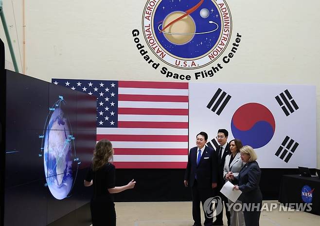 윤 대통령, NASA 고다드 우주센터 방문 (워싱턴=연합뉴스) 임헌정 기자 = 미국을 국빈 방문 중인 윤석열 대통령이 25일(현지시간) 워싱턴DC 인근의 미 항공우주국(NASA) 고다드 우주센터를 카멀라 해리스 미국 부통령과 함께 방문하고 있다.  2023.4.26 kane@yna.co.kr