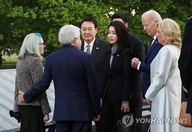 루터 스토리 상병 유족 위로하는 한미 정상 (워싱턴=연합뉴스) 진성철 기자 = 미국을 국빈 방문한 윤석열 대통령과 김건희 여사가 25일(현지시간) 워싱턴DC 한국전 참전용사 기념공원의 추모의 벽 앞에서 조 바이든 미국 대통령 내외와 함께 루터 스토리 상병의 유족을 위로하고 있다. 2023.4.26 zjin@yna.co.kr