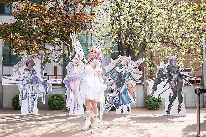 입구 포토존에서 방문객들을 반기는 '도로시'.