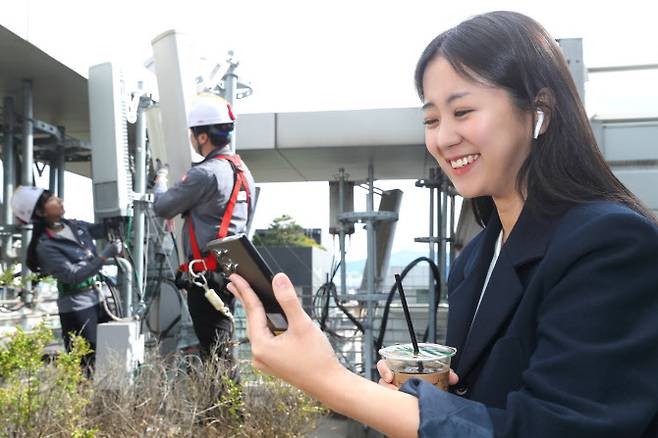 KT 임직원 모델이 5G 음성통화 VoNR을 테스트 하고 있는 모습