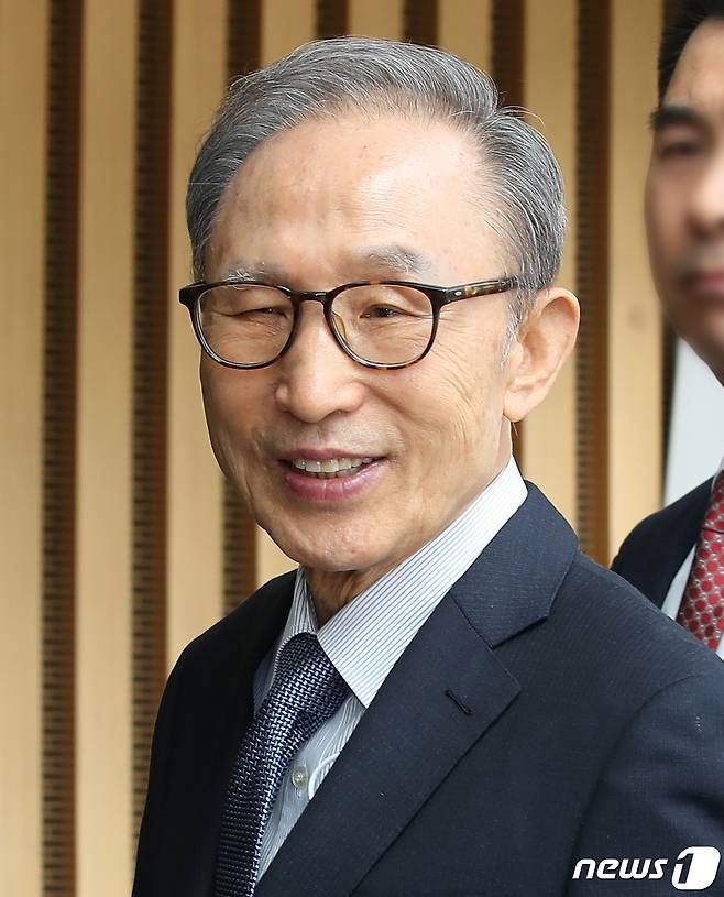 이명박 전 대통령과 부인 김윤옥 여사가 26일 오후 연극 ‘파우스트’를 관람하기 위해 서울 강서구 LG아트센터에 들어서며 미소를 짓고 있다. 2023.4.26/뉴스1 ⓒ News1 김진환 기자