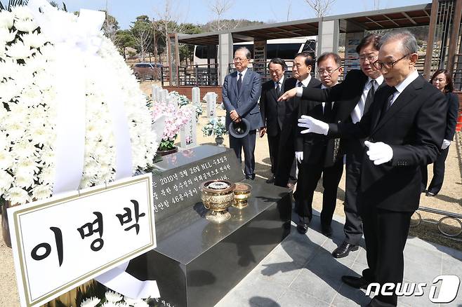 이명박 전 대통령이 서해수호의 날을 앞두고 22일 대전 유성구 국립대전현충원을 찾아 천안함 46용사 묘역에 참배하에 앞서 대화를 나누고 있다. 2023.3.22/뉴스1 ⓒ News1 김기태 기자