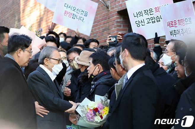 신년 특별사면으로 4년 9개월 만에 사면·복권된 이명박 전 대통령이 30일 오후 서울 강남구 사저 앞에서 지지자들의 환영을 받으며 발걸음을 옮기고 있다. 2022.12.30/뉴스1 ⓒ News1 황기선 기자