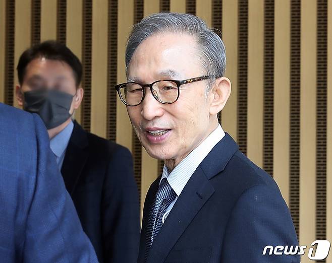 이명박 전 대통령이 26일 오후 연극 ‘파우스트’를 관람하기 위해 서울 강서구 LG아트센터에 들어서고 있다.. 2023.4.26/뉴스1 ⓒ News1 김진환 기자