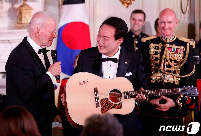 조 바이든 미국 대통령이 26일(현지시간) 백악관 국빈만찬에서 윤석열 대통령에게 가수 돈 맥클린의 친필 사인이 담긴 통기타를 선물했다. ⓒ 로이터=뉴스1 ⓒ News1 박재하 기자