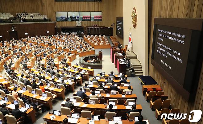 27일 오후 서울 여의도 국회에서 열린 제405회 국회(임시회) 제5차 본회의에서 대통령 배우자 김건희의 도이치모터스 주가조작 의혹 진상규명을 위한 특별검사 임명 등에 관한 법률안 등이 신속처리안건 지정동의 건에 관련한 제안설명이 진행되고 있다. 2023.4.27/뉴스1 ⓒ News1 임세영 기자