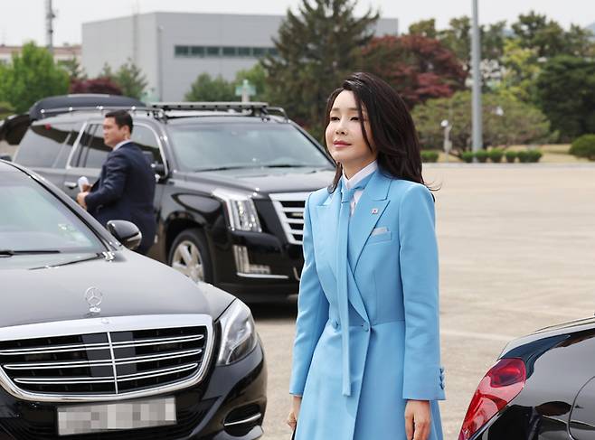 윤석열 대통령과 함께 미국 국빈 방문에 나선 김건희 여사가 24일 성남 서울공항에 도착,  공군 1호기로 향하고 있다.  연합뉴스