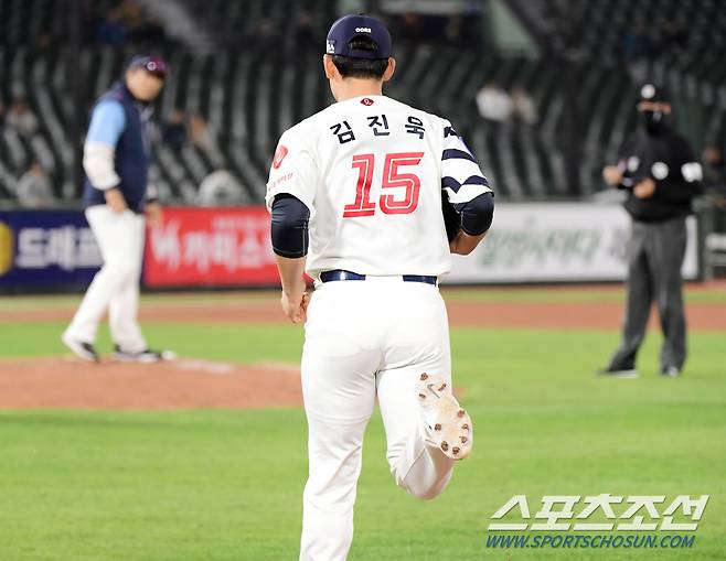 6회초 1사 2, 3루의 위기 상황. 호출을 받은 김진욱이 힘차게 달려가고 있다. 부산=정재근 기자 cjg@sportschosun.com