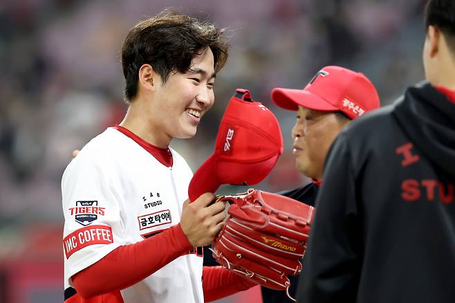 ◇KIA 윤영철이 27일 광주 NC전에서 5회초를 무실점으로 막은 뒤 동료들의 축하를 받으며 더그아웃에 들어서고 있다. 사진제공=KIA 타이거즈