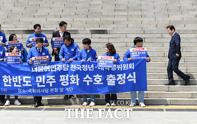 27일 오후 서울 여의도 국회 본청 앞 계단에서 열린 '윤석열 정부 한반도 위기조장 규탄대회 및 독도 출정식'이 열린 가운데 이재명 더불어민주당 대표(오른쪽)가 이동 중 규탄대회에 합류하고 있다. /국회=남용희 기자