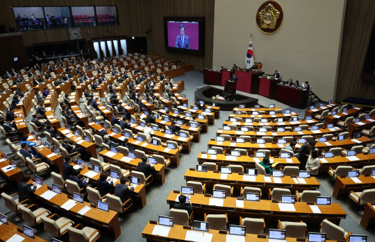 27일 국회 본회의에서 국민의힘 의원들이 특검법 투표 전 퇴장하고 있다. 사진=연합뉴스