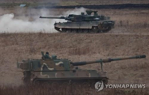 폴란드서 실사격 훈련하는 한국산 K2 전차와 K-9 자주포   한국에서 폴란드로 처음으로 인도된 K2 전차와 K-9 자주포가 지난 2월 30일(현지시간) 폴란드 오지시 인근 비에주비니에 있는 군훈련장에서 실사격을 하고 있다. 폴란드는 지난해 7월 K2 전차 980대, K-9 자주포 648문을 도입할 것이라고 발표했다. [비에주비니[폴란드] 로이터=연합뉴스]
