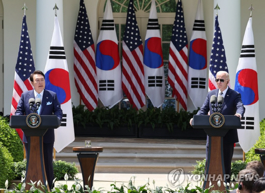 미국을 국빈 방문한 윤석열 대통령과 조 바이든 미국 대통령이 26일(현지시간) 워싱턴DC 백악관 로즈가든에서 공동 기자회견을 하고 있다.<연합뉴스>