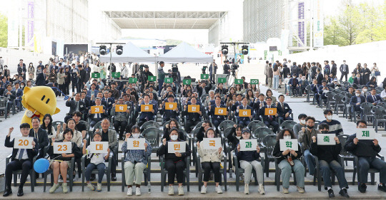 과기정통부와 대전시가 27일 대전엑스포시민광장 메인무대에서 '2023 대한민국 과학축제' 개막식을 가졌다. 과학축제는 30일까지 개최한다.



대전시 제공