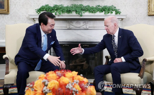 미국을 국빈 방문한 윤석열 대통령과 조 바이든 미국 대통령이 26일(현지시간) 워싱턴DC 백악관 오벌 오피스에서 한미 정상 회담을 하고 있다.<연합뉴스>