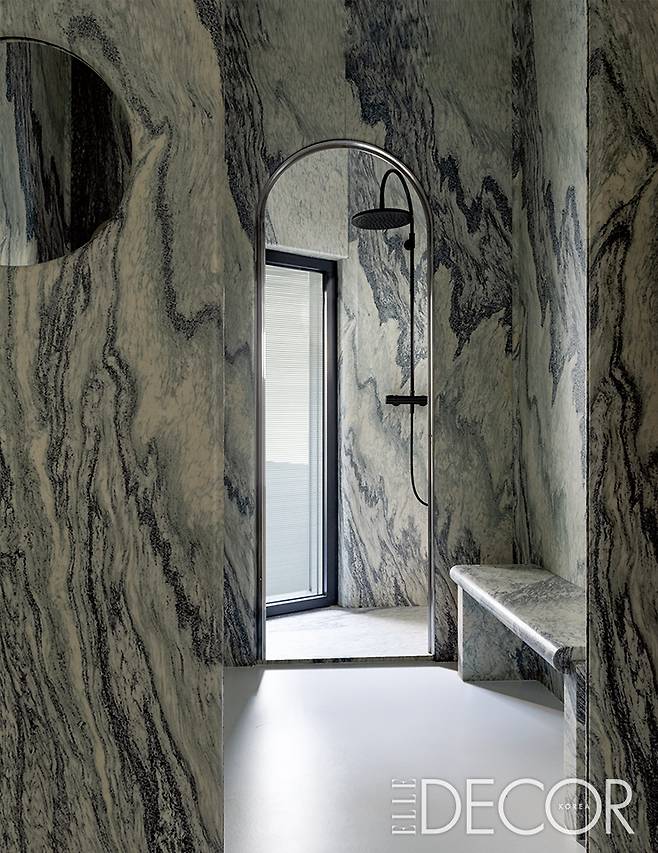 욕실에는 알리몬티 밀라노(Alimonti Milano)가 제작한 치폴리노 마블 석판으로 공간을 분리했다. 욕실 수전은 도른브라흐트(Dornbracht)의 ‘타라(Tara)’.