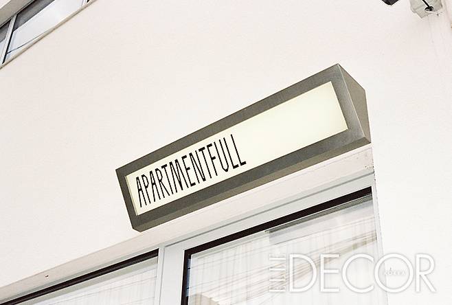 모던하고 간결하게 정리된 아파트먼트풀의 로고와 간판.