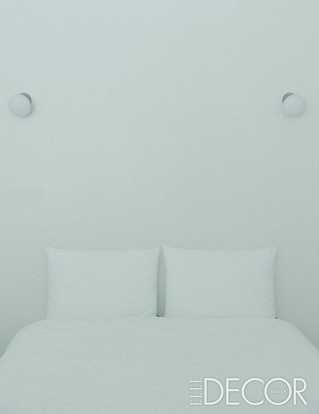 정갈하게 빈집의 멋을 보여주는 집. 키친에 둔 4층 찬탁에는 김민호가 공들여 수집한 기물들을 두고 즐긴다.