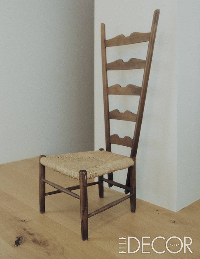 지오 폰티의 파이어사이드 체어로 시작되는 집의 풍경.