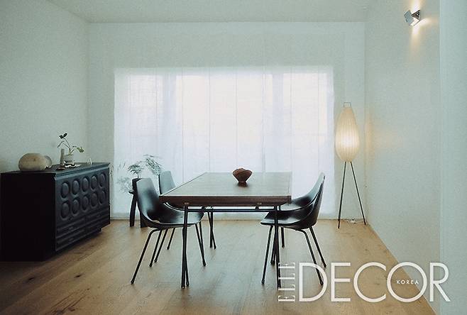 네 개의 터노 체어를 둔 다이닝 테이블이 집의 중심이다.