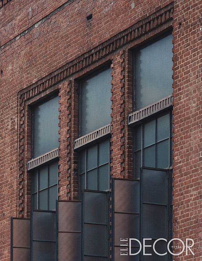 원형을 보존한 후면의 창은 수직으로 긴 형태의 격자창이다.