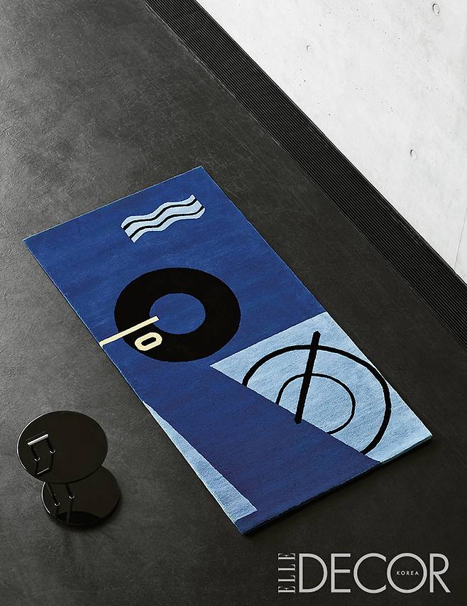 직조 공방을 직접 운영할 정도로 그녀가 애정을 쏟은 러그 시리즈 카스텔라(Castellar)와 블루 마린(Blue Marine).