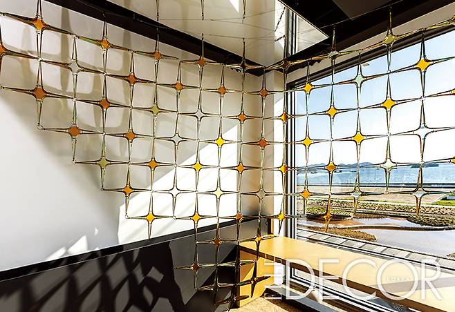 오징어잡이 배의 조명을 연상시키는 조명 장식, 예술로 농사를 짓는 최정화의 야외 조각 작품, 어선의 밧줄과 어망, 잔잔한 물결을 닮은 제이원 스튜디오(j1studio)의 선반과 설치미술 작품. 현재 아트 스페이스에서 최정화의 개인전이 열리고 있다.