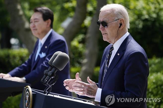 South Korea's President Yoon Suk Yeol listens as President Joe Biden speaks during a news conference in the Rose Garden of the White House on Wednesday, April 26, 2023, in Washington. (AP Photo/Evan Vucci) /사진=연합뉴스