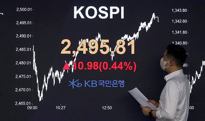 . 27일 오후 서울 영등포구 여의도 KB국민은행 스마트딜링룸에서 직원이 업무를 보고 있다. /사진=뉴시스화상