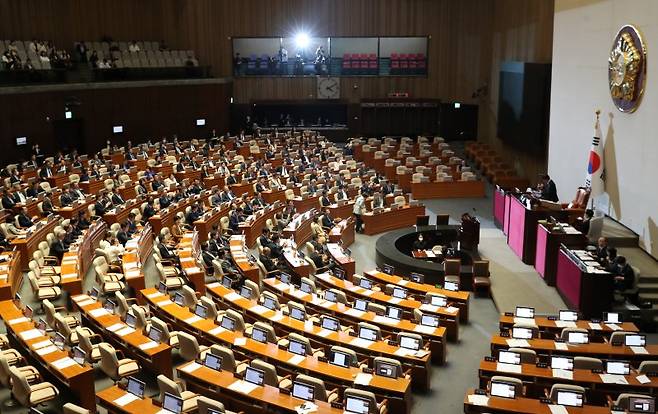 [서울=뉴시스] 이영환 기자 = 27일 오후 서울 여의도 국회 본회의장에서 열린 제405회국회(임시회) 제5차 본회의에서 화천대유 50억 클럽 뇌물 의혹 사건의 진상규명을 위한 특별검사의 임명 등에 관한 법률안에 대한 신속처리안건(패스트트랙) 지정동의의 건, 대통령 배우자 김건희의 도이치모터스 주가조작 의혹 진상규명을 위한 특별검사 임명 등에 관한 법률안에 대한 신속처리안건 지정동의의 건이 통과되고 있다. 국민의힘 의원들은 투표 직전 퇴장했으며 183명이 투표에 참여해 50억 클럽 특검법은 찬성 183명, 김건희 여사 특검법은 찬성 182명, 반대 1명으로 요건을 충족했다. 2023.04.27. 20hwan@newsis.com /사진=뉴시스