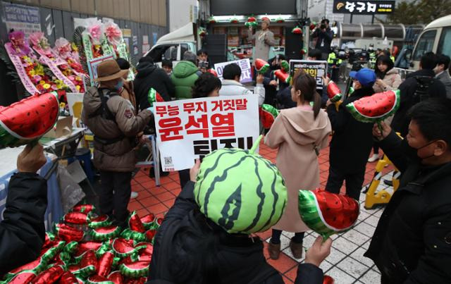 이재명 더불어민주당 대표 강성 지지자들로 구성된 더불어수박깨기운동본부 회원들이 3일 오후 서울 여의도 민주당사 앞에서 이 대표 체포동의안 표결에 반란표를 던진 민주당 의원들을 규탄하는 집회를 하고 있다. 뉴시스