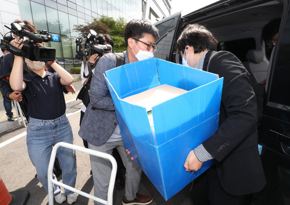 경기남부경찰청 반부패경제범죄수사대가 지난해 경기도 성남시청에서 백현동 개발사업 특혜 의혹과 관련한 압수수색을 마친 뒤 압수품을 옮기고 있다. (이 사진은 해당 기사 내용과 무관합니다.) [사진=뉴시스]