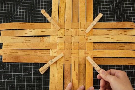 가운데서부터 수직·수평을 맞춰 가로세로 6줄 격자를 만들고, 나무집게로 모서리를 고정한 뒤 뒤집어 3·4번째 줄 사이를 꼭짓점으로 하는 정사각형을 그린다.