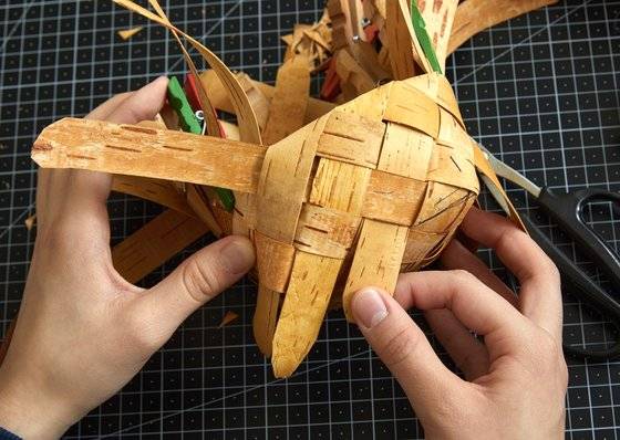 네 모서리 완성 후 모서리 위로 2번째와 3번째 칸이 만나는 꼭짓점을 기준으로 1번째 줄을 45도로 접어 격자짜임과 마주 보도록 결을 맞추고 줄이 아래로 들어갈 수 있는 첫 번째 격자 공간을 집어넣는다.