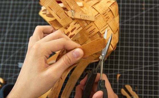 테이프의 길이가 모자라면 새 테이프를 덧대고, 남은 테이프를 가위나 커터칼로 잘라준다.