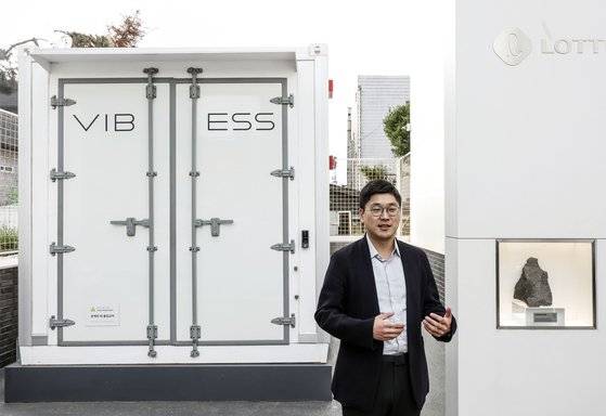 김부기 스탠다드에너지 대표가 14일 오후 서울 강남구 VIB ESS(바나듐이온배터리 에너지저장장치) 앞에 섰다. 오른쪽 광물이 바나듐 원석이다. 김성룡 기자