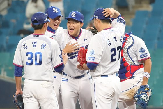 만루포로 승리를 이끈 오재일(가운데)와 삼성 라이온즈 선수들이 승리한 뒤 기뻐하고 있다. 뉴스1